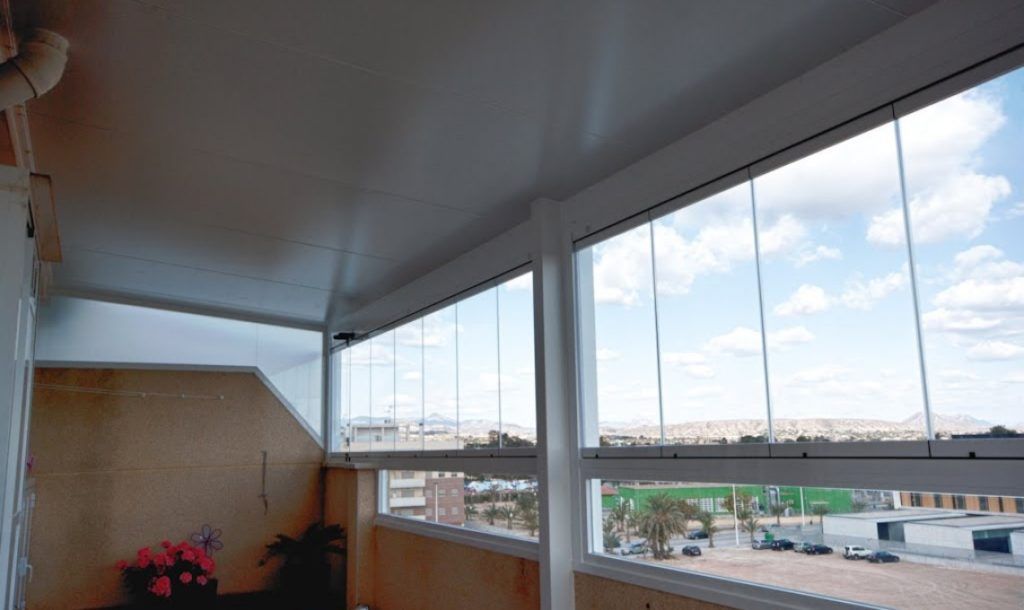 chiusura terrazzo con vetrate a Verona
